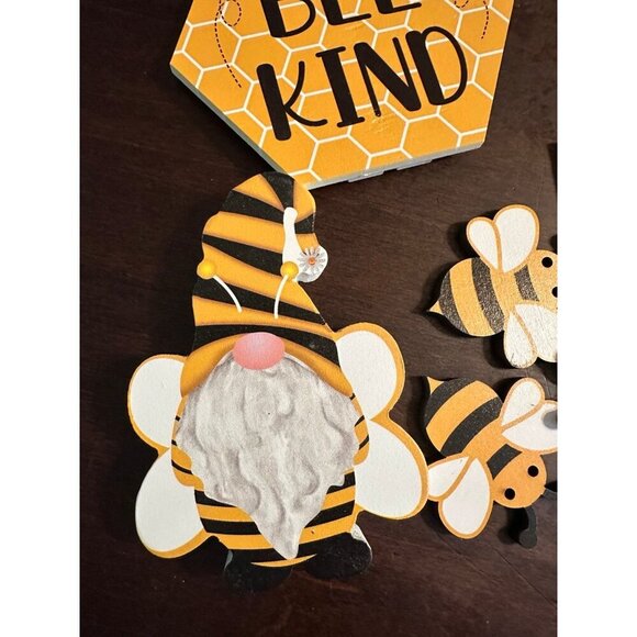 Bee themed decorations - 10 pieces plus twine - new in box - Picture 2 of 6
